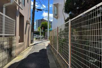 敷地北東側の前面道路（北西側から）