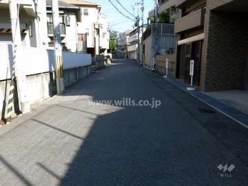敷地西側の前面道路