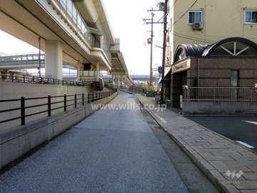 敷地東側の前面道路。道を挟んで、住吉川が流れています。