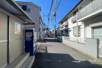 敷地の北側前面道路（東側から）