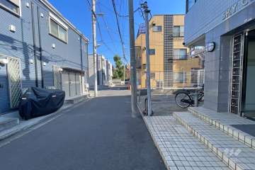 敷地の北側前面道路（西側から）