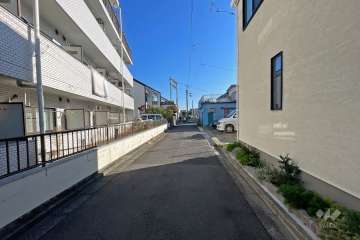 敷地南側の前面道路（西側から）