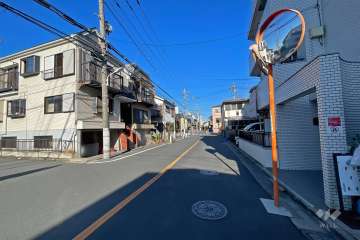 敷地西側の前面道路（南側から）