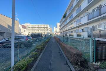 敷地西側の前面道路