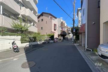 敷地の南側前面道路（西側から）
