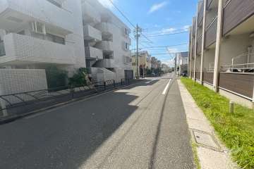 敷地北西側の前面道路（北東側から）