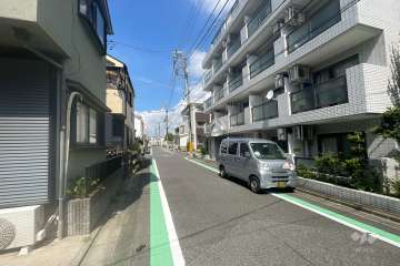 敷地南西側の前面道路（南東側から）