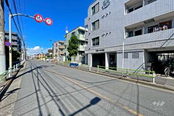 敷地の西側前面道路（南側から）