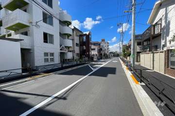 敷地の北側前面道路（東側から）
