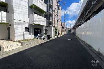 敷地の南側前面道路（西側から）