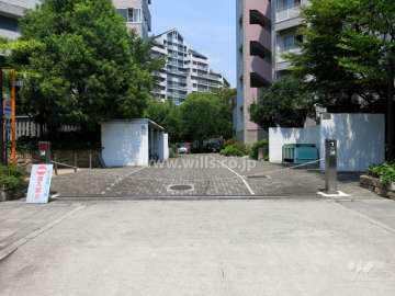 駐車場出入り口（ロボットゲート付き）