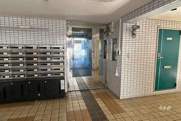 エントランスはオートロック付きです。