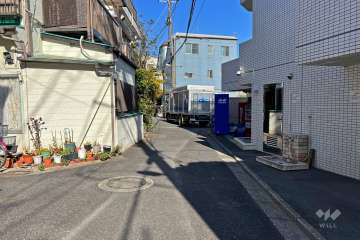 敷地北西側の前面道路（南西側から）