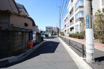 敷地北側の前面道路(西側から)