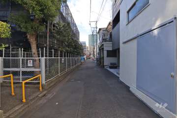 敷地北側の前面道路(東側から)