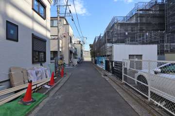 敷地北側の前面道路(西側から)
