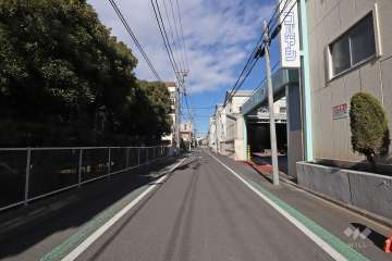 敷地東側の前面道路(南側から)