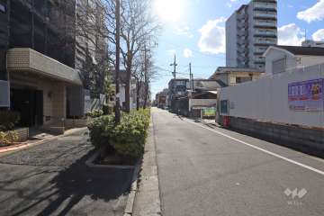 敷地西側の前面道路(北側から)