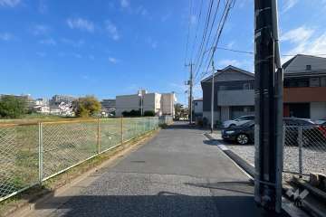 敷地の北側前面道路（西側から）