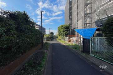 敷地の南側前面道路（東側から）