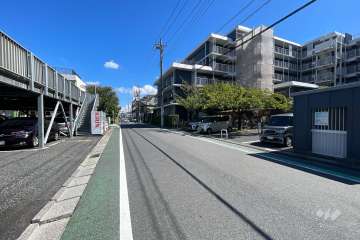敷地の北東側前面道路（北西側から）