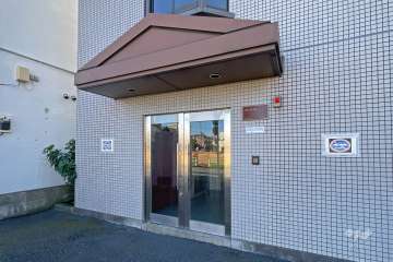 エントランスはオートロック付きです。