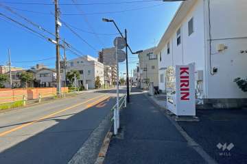 敷地北側の前面道路（西側から）