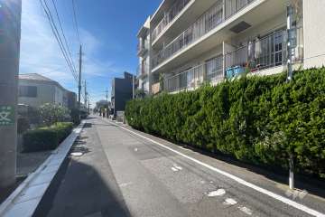 敷地の南側前面道路（東側から）