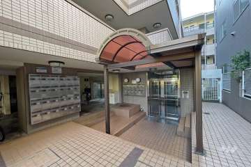 エントランスはオートロック付きです。