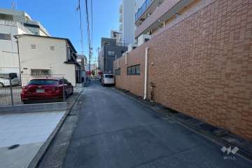 敷地の北側前面道路（西側から）