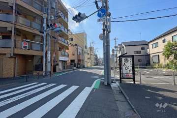 敷地西側の前面道路