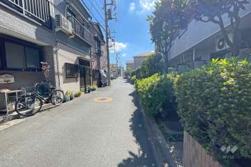 敷地東側の前面道路（北側から）