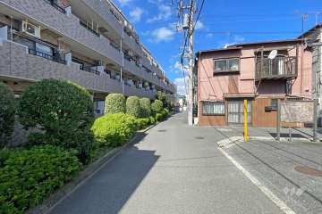 敷地東側の前面道路（南側から）