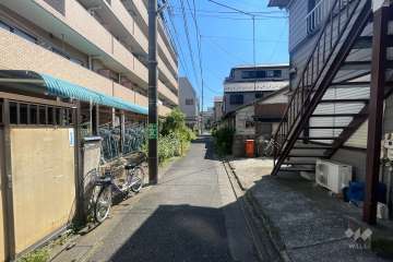 敷地西側の前面道路