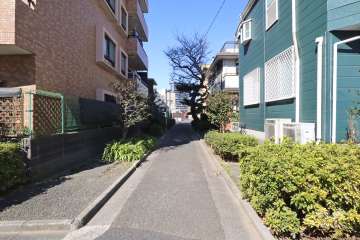 敷地東側の前面通路(南側から)