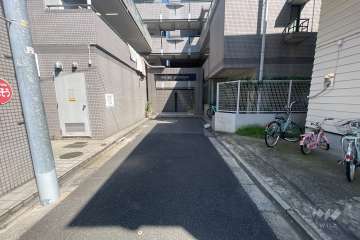 敷地の西側前面道路（北側から）