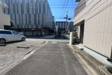 敷地の西側前面道路（南側から）