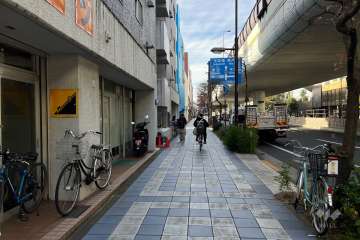 敷地の北側前面道路（東側から）