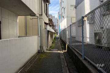 敷地の南東側前面道路（北東側から）