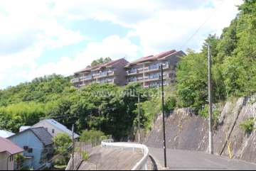 ファースト・ヒルズ宝塚の外観(南東側から)