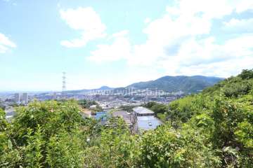 物件の前面道路からの眺望(南西方向)