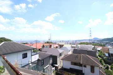 物件の前面道路からの眺望(南東方向)