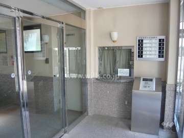 エントランス。オートロック付きです。