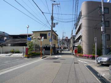 敷地西側の前面道路