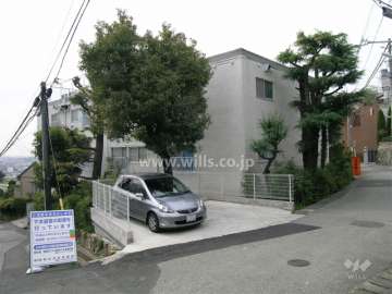 敷地の南側と北東側に駐車スペースがあります。