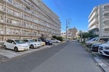 敷地の東側前面道路（南側から）