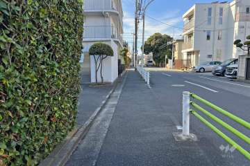 敷地北側の前面道路（東側から）