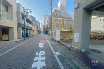 敷地東側の前面道路（北側から）