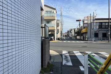 敷地南東側の前面道路（南西側から）