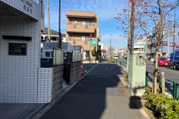 敷地北東側の前面道路（南東側から）